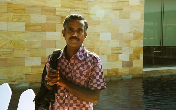 ÍNDIA - DEZEMBRO 25, 2016: Retrato da mochila asiática olhando na câmera. homem olhando para a câmera com mochila, homem viajante com mochila — Fotografia de Stock