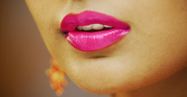 Usta kobiety z bliska. Piękny model dziewczyna szminką, — Zdjęcie stockowe
