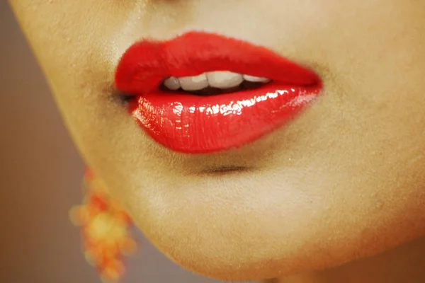 Rote sexy Lippen Nahaufnahme. Mund auf. Make-up Konzept. Kuss. — Stockfoto