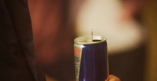 Mão segurando lata de bebida energética — Fotografia de Stock