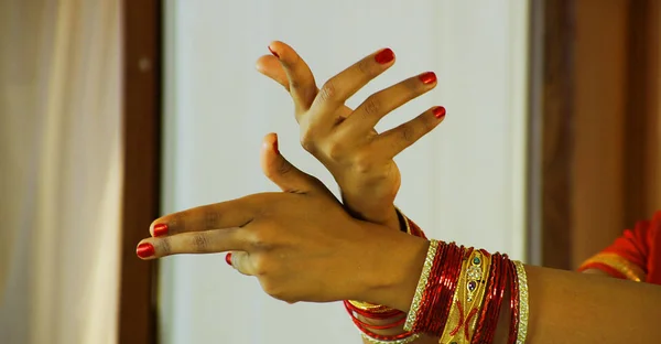 Primo piano della mano di una donna che compie un gesto di Bharatanatyam chiamato Ardhapataka su sfondo nero — Foto Stock