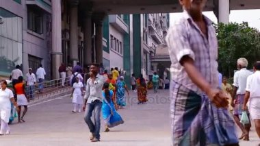 Chennai, Hindistan - 18 Eylül 2015: Hemşireler dışında hükümet Hastane Binası üzerinde yürüyen insanlarla