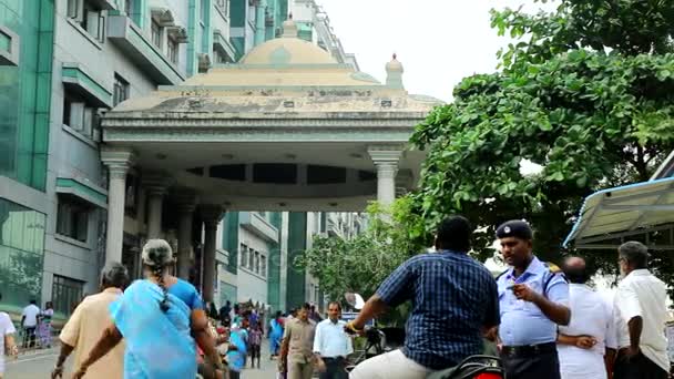 印度钦奈 2015年9月18日 医学生走出政府医院大楼外的人 — 图库视频影像