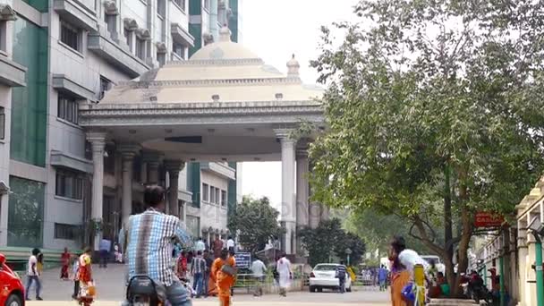 印度钦奈 2015年9月18日 在印度钦奈的政府医院外面散步的人们 — 图库视频影像