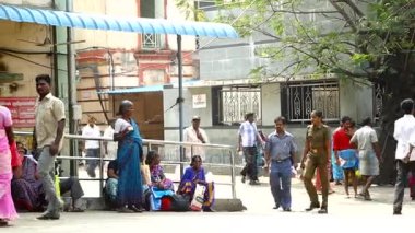  Chennai, Hindistan - 18 Eylül 2015: Tıp öğrencileri ve hemşireler dışında hükümet Hastane Binası üzerinde yürüyen insanlarla 