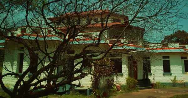 Abandonada casa velha, arquitetura abandonada casa de madeira velha na Índia . — Fotografia de Stock