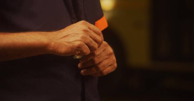 Genç adam el holding