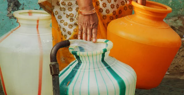 Tubo Indiano Stand Acqua Riempire Una Pentola Plastica Dell Acqua — Foto Stock