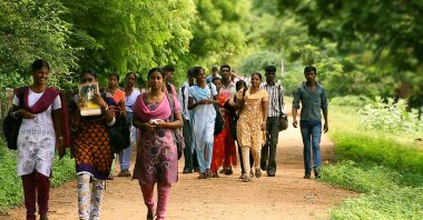 Hindistan - 28 Mart 2016: Grup üniversite öğrencilerinin birlikte yürüme