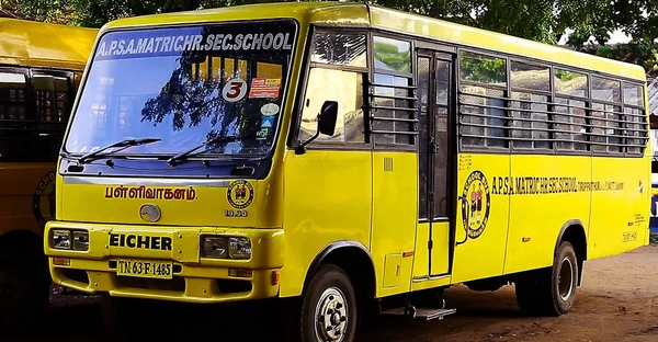 Tiruppatur India Marzo 2016 Autobús Escolar Amarillo India Dos Autobuses — Foto de Stock