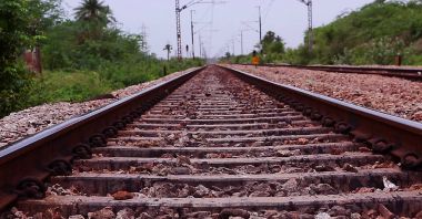 Kırsal bir bölgede demiryolu rayları