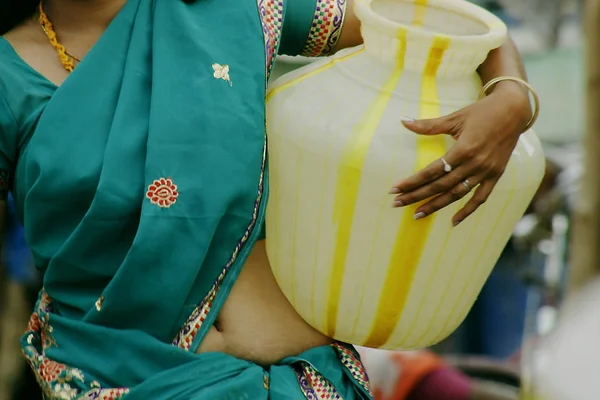 Mujer de cerca llevando ollas de agua en el sur de la India —  Fotos de Stock