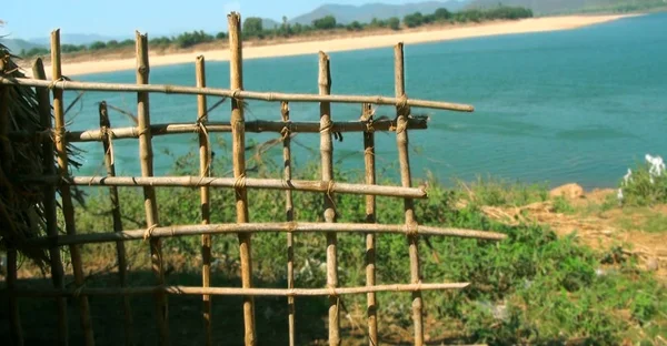 海背景に竹フェンス — ストック写真