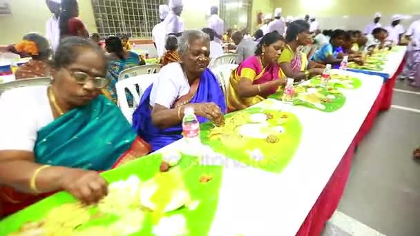 CHENNAI, INDIA - 19 DE FEBRERO DE 2016: Personas no identificadas disfrutando de una cena al aire libre con champán, boda india — Vídeos de Stock