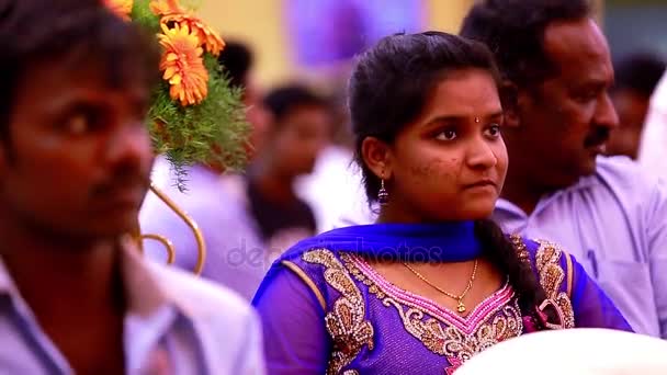 チェンナイ インド 2016 結婚式レセプション ルーム探しの準備します 結婚式で新郎の友人 — ストック動画