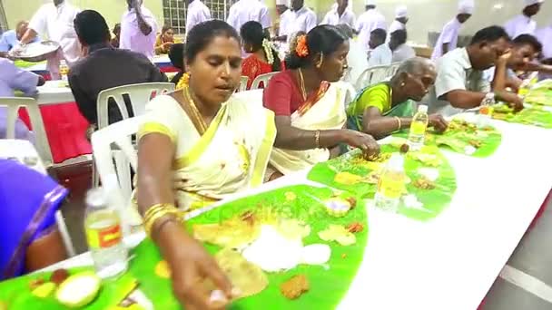 CHENNAI, INDIA - FEBRUARY 19, 2016: Pernikahan orang India yang tidak dikenal menikmati pesta makan malam di luar ruangan dengan sampanye — Stok Video