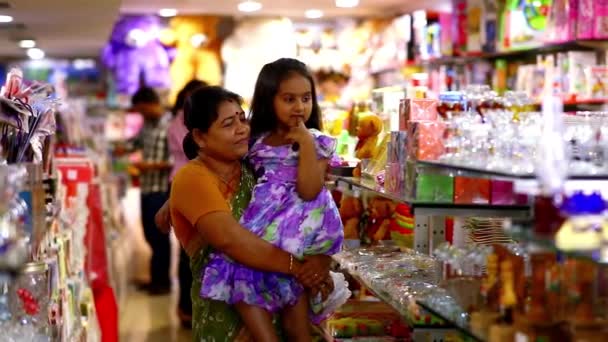 印度钦奈 2016年3月10日 美丽的年轻女孩和祖母在购物中心寻找和选择礼物 — 图库视频影像