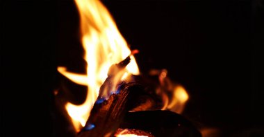 gece kamp ateşi