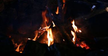 Gece kamp ateşi.