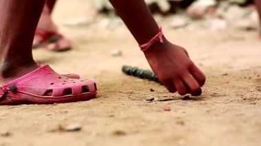 Renkli mermerler ve oynayan çocuk kapat