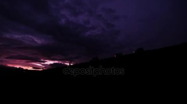  Mavi gökyüzü arka plan ile sürüş gece Dağları