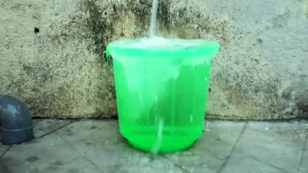 Cierre Agua Que Fluye Una Olla Desperdicio Del Concepto Agua — Vídeo de stock