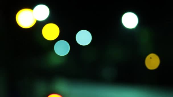 Lampu Lalu Lintas Malam Yang Tidak Fokus — Stok Video