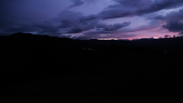 驾驶夜山以蓝天背景 — 图库视频影像