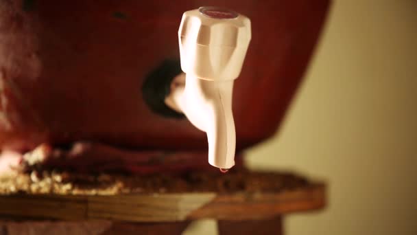 Vieux robinet qui coule. pas d'eaux usées .