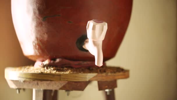 Indiase Water Pot Camera Zoomen Oude Kraan Druipend Geen Afvalwater — Stockvideo