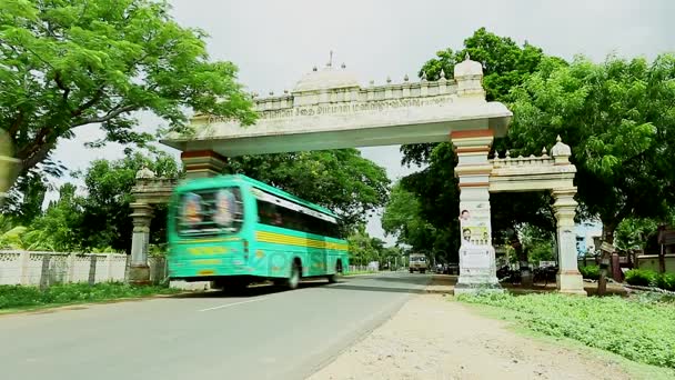 Tiruppatur Indien Februar 2015 Tata Ace Bus Crossing Arch Lokale — Stockvideo