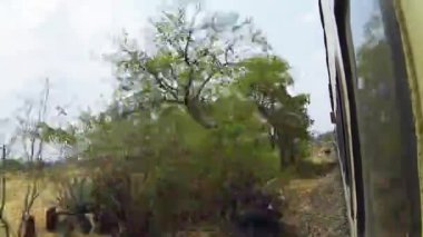 Tren, tren geçen üzerinde hızlı görünümü Of yan A yolcu tren ise demiryolu parça dışarı POV