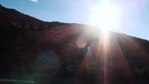 Lugares turísticos nos EUA. Parque Nacional do Vale da Morte, Câmera está olhando para cima no céu azul e brilho do sol — Vídeo de Stock