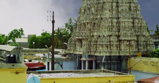チルト アップ ショット 伝統的なヒンズー教の寺院の外観撮影 南インド 時間の経過 南インドの寺院の塔上を通過する雲 — ストック動画