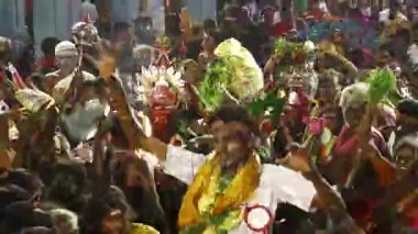 Kulasekharapatnam, Hindistan - 20 Ekim 2014: Zaman süresi geçerse - Sri Mutharamman Tapınağı'nda Hindistan Hindu festivali kalabalıkta dans hayranları.