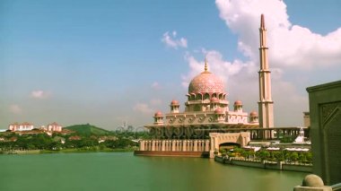 Mescidi Putra veya Putra Camii, Putrajaya, Malezya. Putrajaya cami veya mescit Putra görüntüleri toplayan
