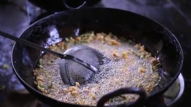Hint sokak gıda Caddesi'nin yemek. Güney Hindistan'daki bir pazarda bir tavada kızarmış taze gıda derinde.