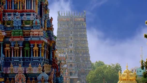 Tradizionale tempio indù colpo esterno, India meridionale, time lapse - nuvole che passano sopra una torre del Tempio nel sud dell'India — Video Stock