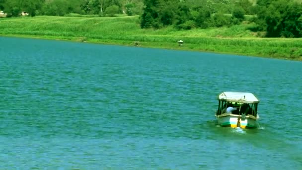 Местные жители, путешествующие на лодке в Индии — стоковое видео