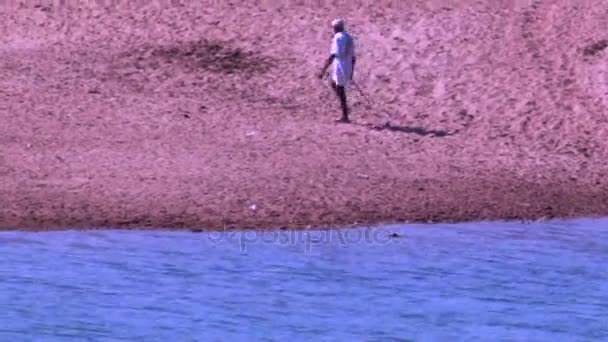 Einsamer älterer Mann, der am Flussufer Indiens spaziert — Stockvideo
