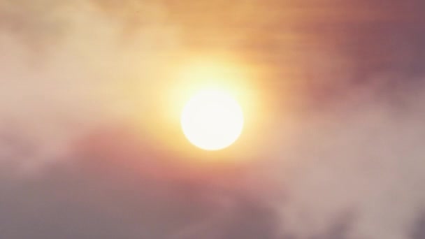 Atardecer volar a través de nubes , — Vídeos de Stock