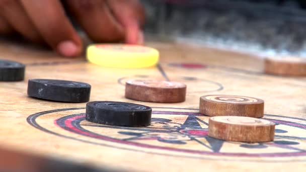 Closeup jogar carom board, jogador esperar e apontar tiro na moeda carom . — Vídeo de Stock