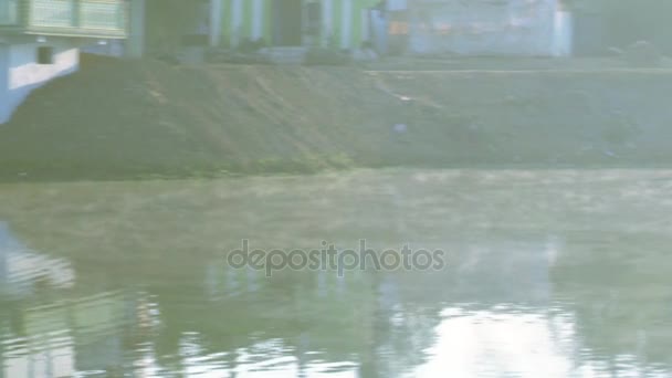 Hermosa naturaleza detrás del río en la aldea, reflejo de la luz del sol en el agua — Vídeo de stock