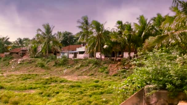 Vista da casa atrás de muitas árvores - céu azul com nuvens passando, casa da aldeia indiana . — Vídeo de Stock