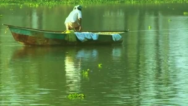 Молодые рыбаки плывут по озеру, люди на лодке, Индия — стоковое видео
