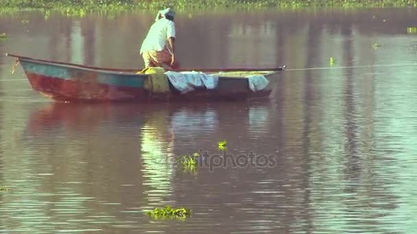 Os jovens pescadores estão flutuando no lago, na Índia — Vídeo de Stock