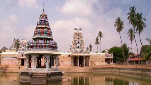 Buitenkant geschoten Zuid-Indiase tempel met vijver — Stockvideo