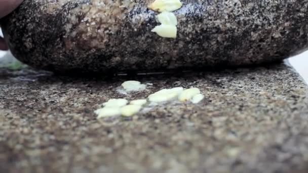 Indian traditional blender,Traditional Indian way of grinding stone. — Stock Video