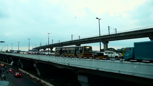 Kota Chennai lalu lintas malam hari . — Stok Video
