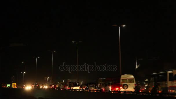 Kota pusat lalu lintas berat melintasi jembatan di malam hari . — Stok Video